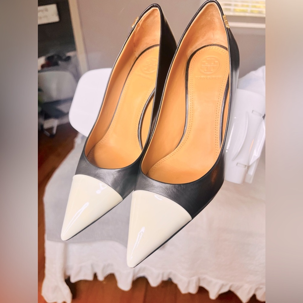 Tory Burch. Women's Penelope white Cap Toe Color-Black Leather Pumps